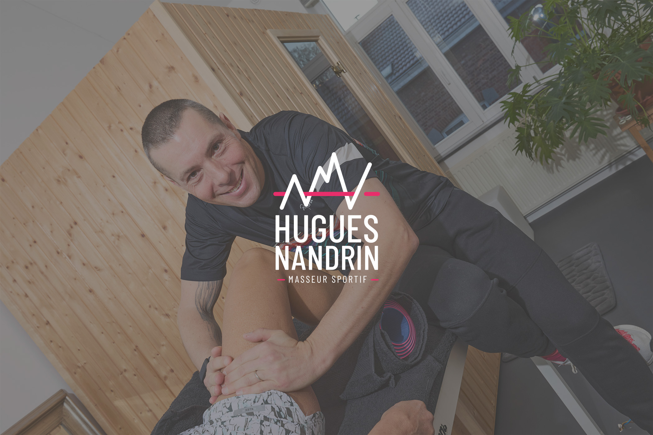 Home- Hugues Nandrin qui masse une jambe comme masseur sportif Liège